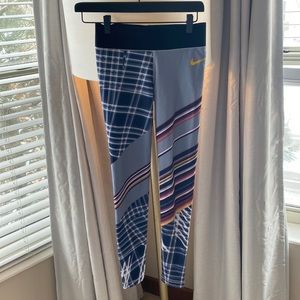 Nike hyperwarm leggings. Xs.